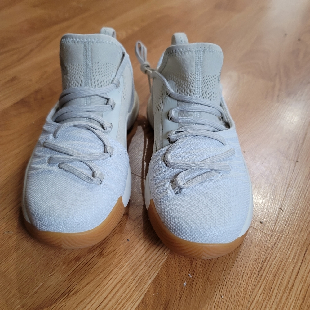 Youth basketball shoes
